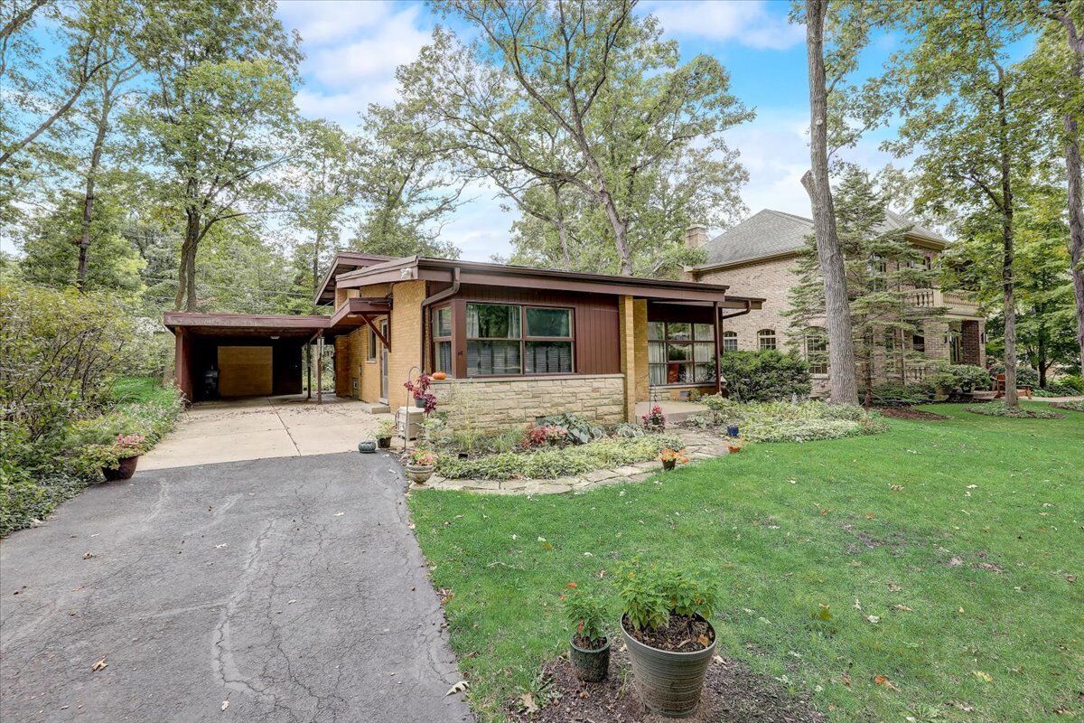 Property Photo: 1468 Sherwood Road IL 60035