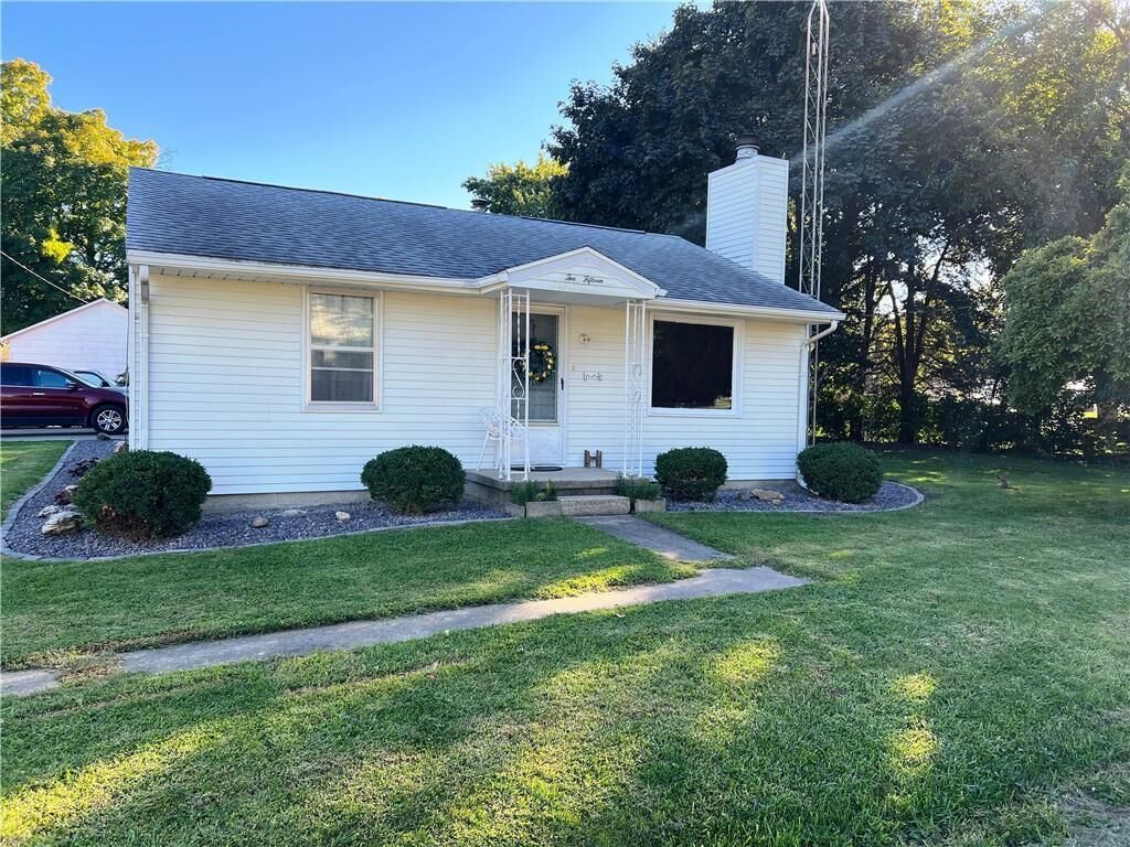 Property Photo:  215 E Adams Street   61951 