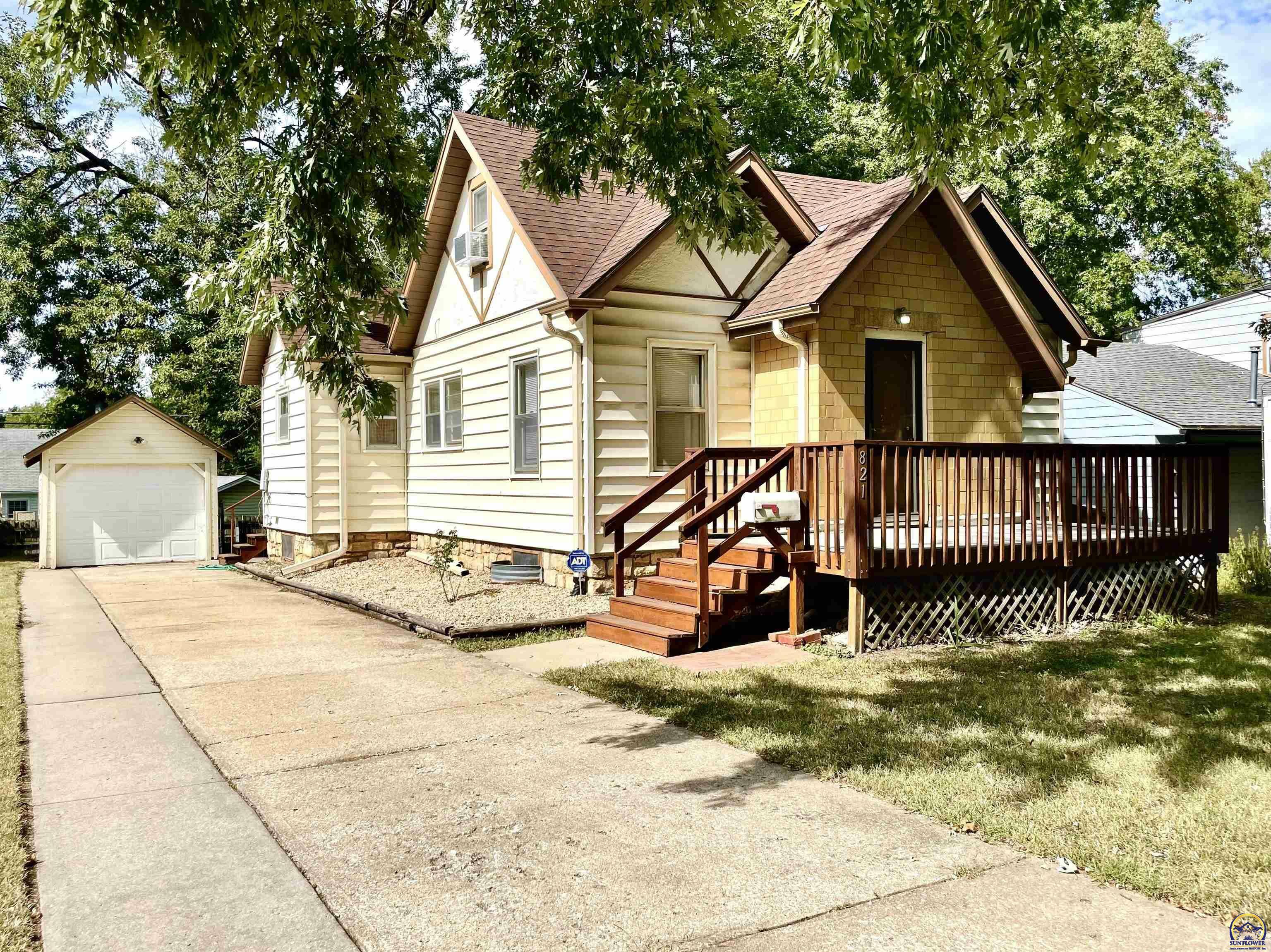 Property Photo:  821 SW Macvicar Ave  KS 66606 