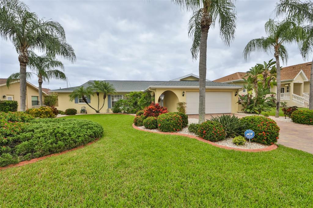 Property Photo:  6327 Wisteria Lane  FL 33572 