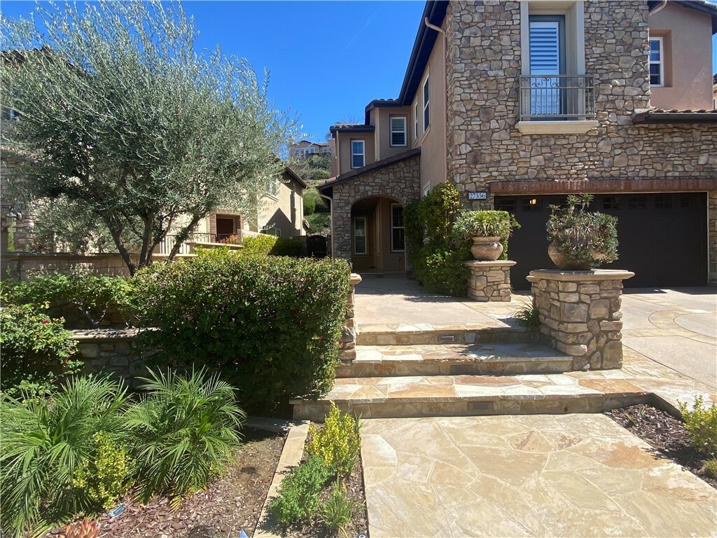 Property Photo:  27556 Country Lane Road  CA 92677 