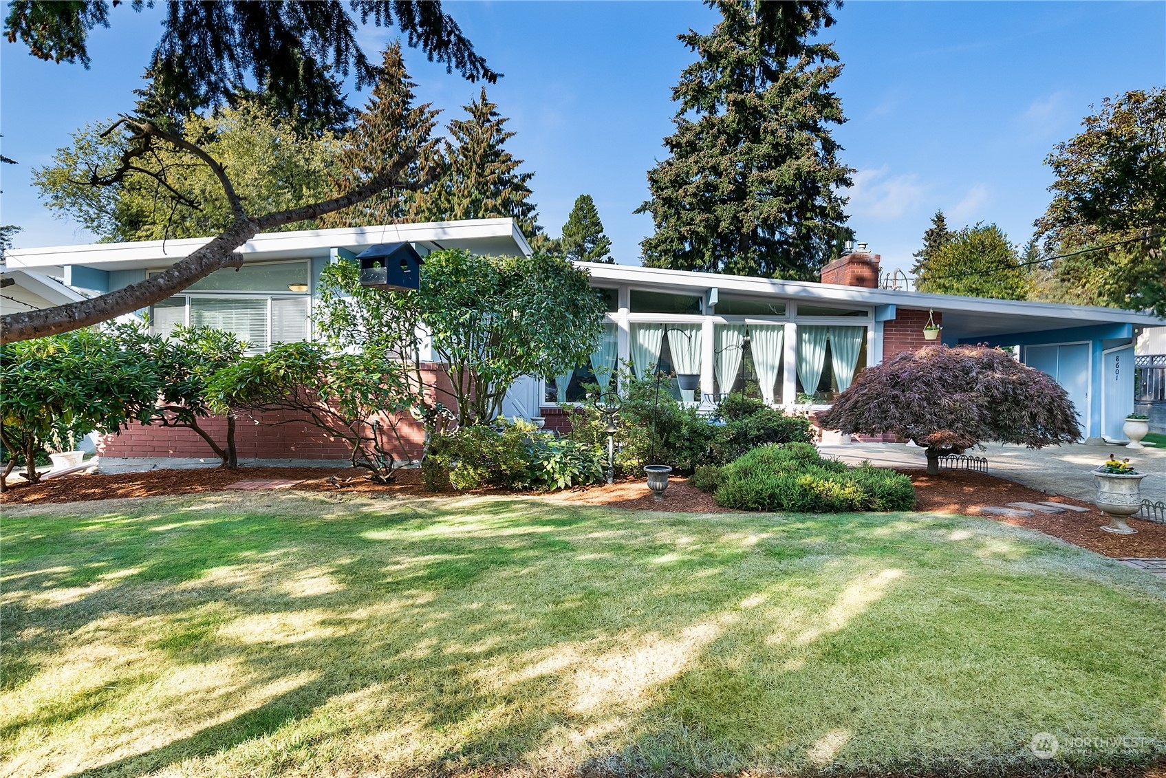 Property Photo:  8601 Madrona Lane  WA 98026 