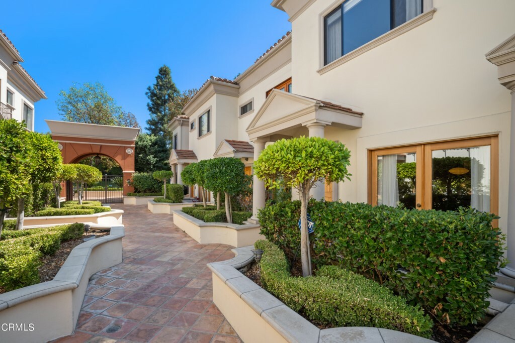 Property Photo: 945 S Marengo Avenue 12 CA 91106