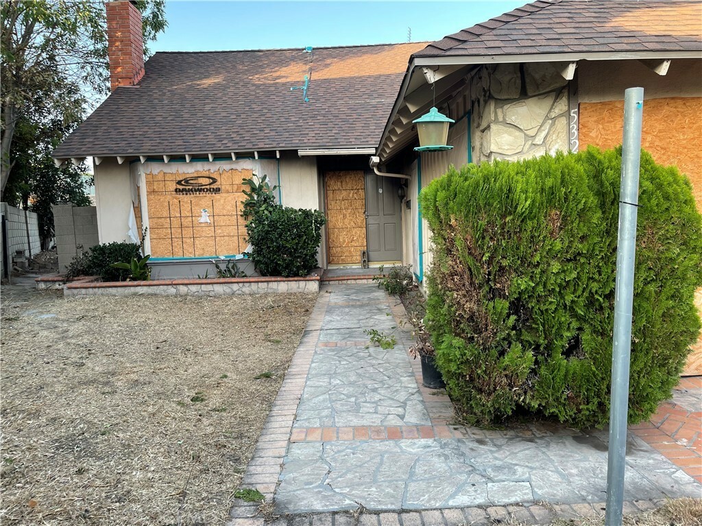 Property Photo:  5325 Meadow Wood Avenue  CA 90712 