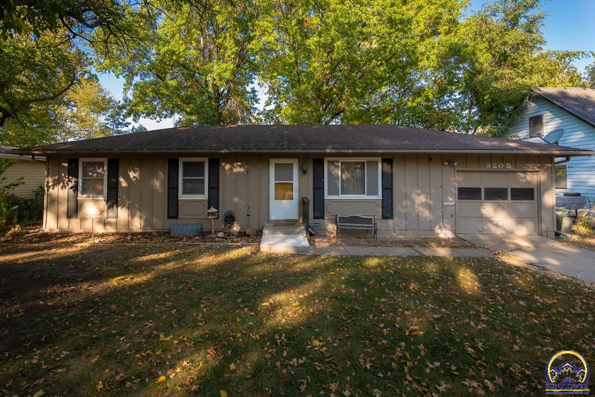 Property Photo:  3205 SW Atwood Ave  KS 66614 