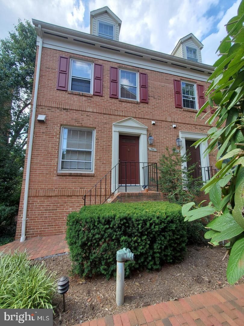 Property Photo:  744 N Vermont Street  VA 22203 