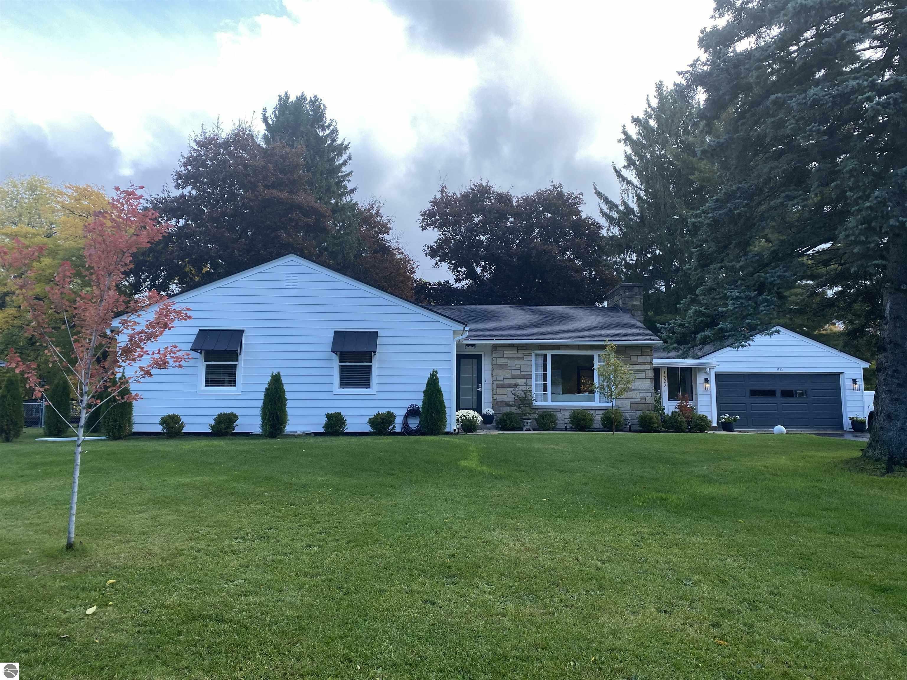 1522 Peninsula Drive  Traverse City MI 49686-1956 photo