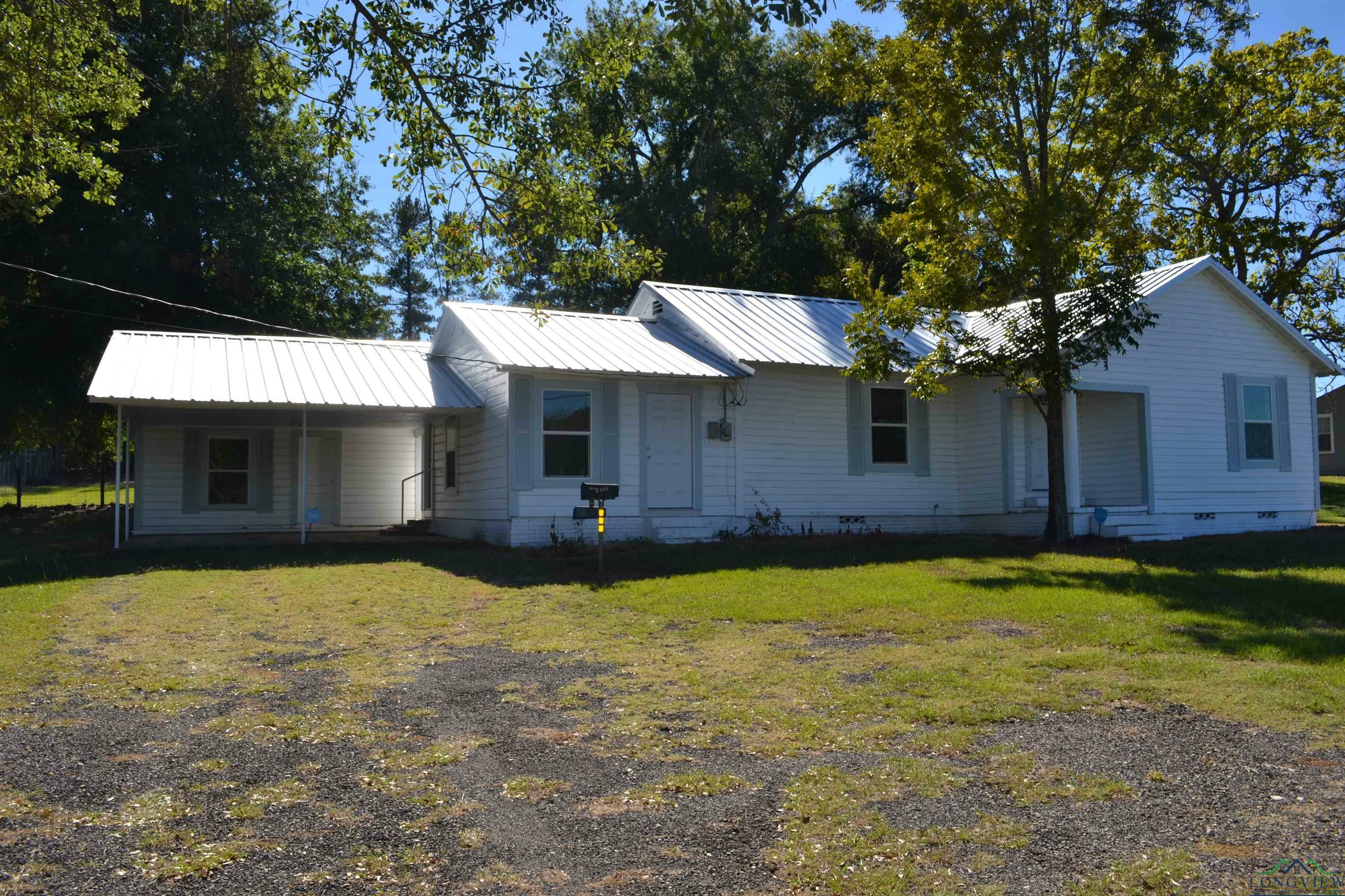 Property Photo: 2564 E US 79 TX 75652