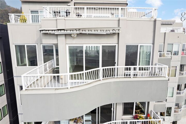 Property Photo: 601 W Mercer Place 401 WA 98119