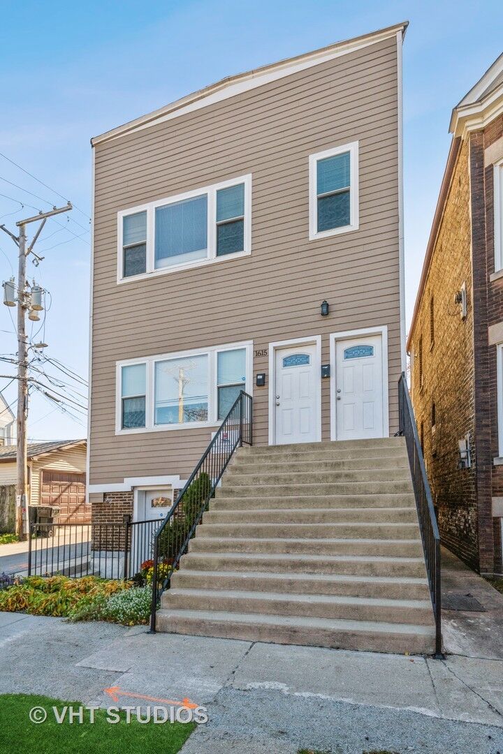 Property Photo:  1615 W Wolfram Street 2  IL 60657 