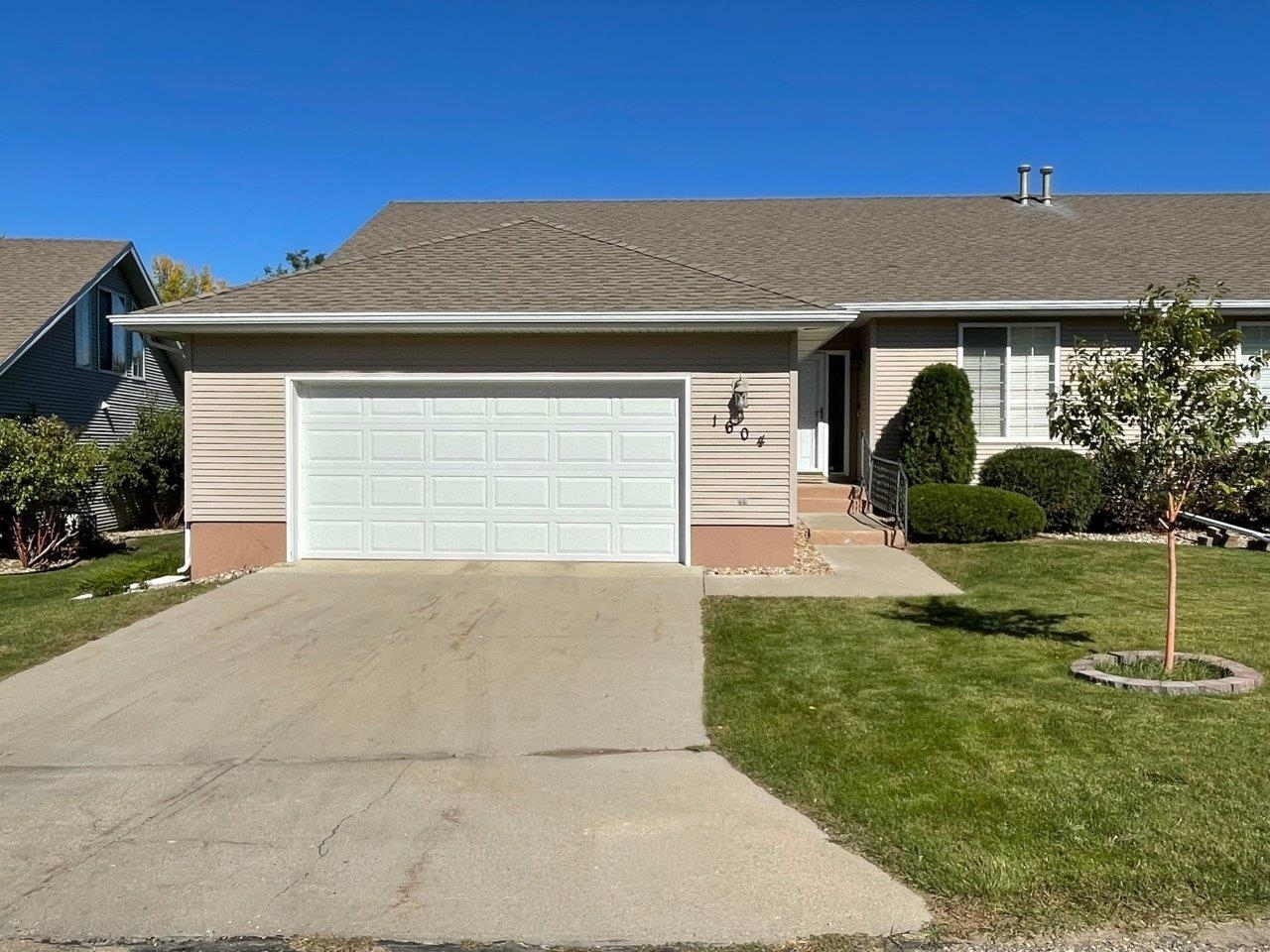 Property Photo: 1604 14th Ave SW ND 58701