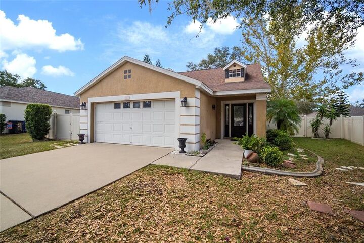 Property Photo: 704 Orchard Isle Court FL 33594
