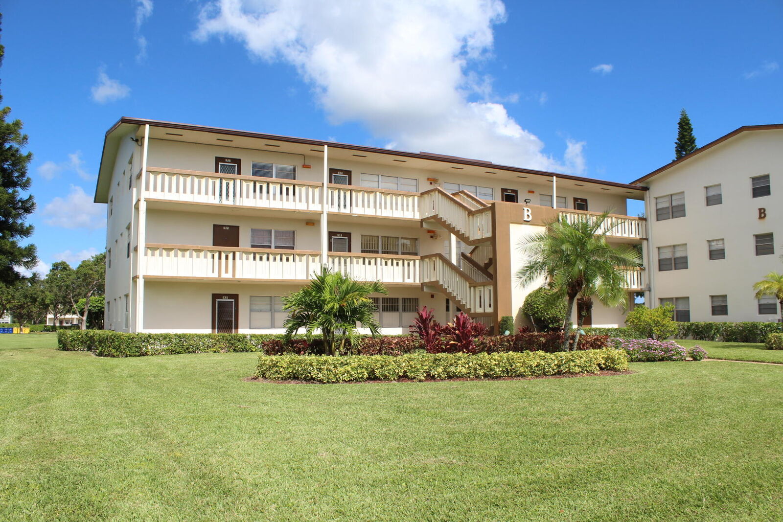 Property Photo: 48 Mansfield B FL 33434