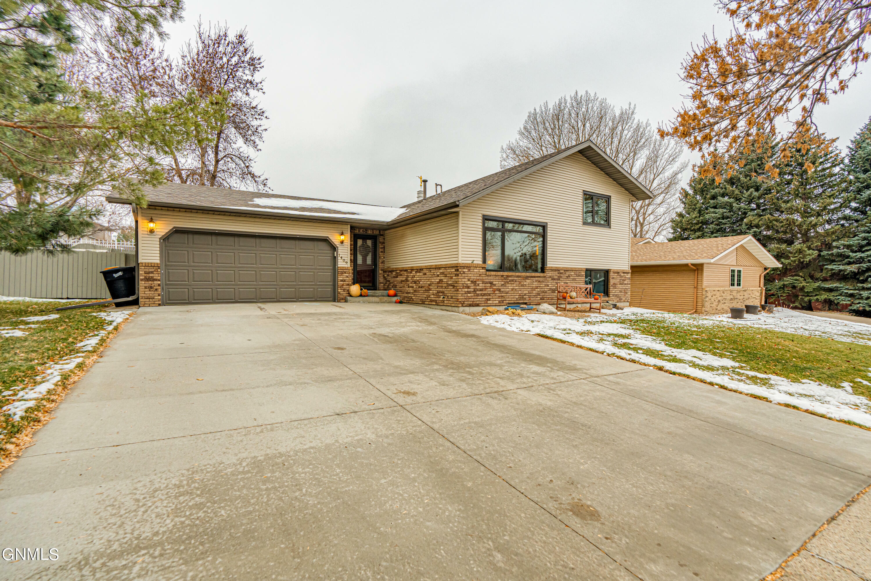 Property Photo:  1409 Canyon Drive  ND 58503 