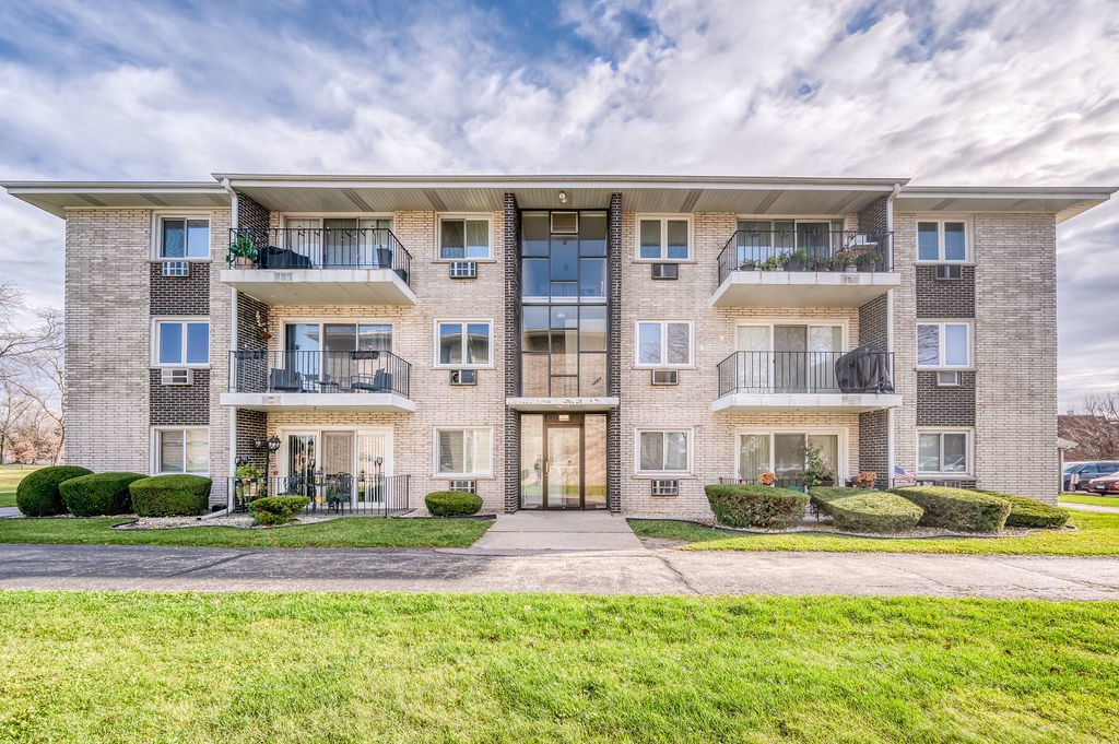 Property Photo: 6530 W 94th Place 2A IL 60453