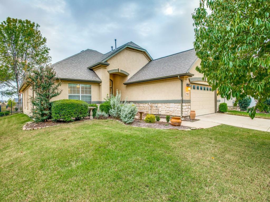 Property Photo: 9601 Applewood Trail TX 76207