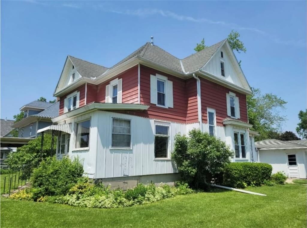 Property Photo:  214 E Maple Street   61739 