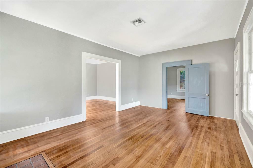 Property Photo:  405 N New Hampshire Avenue  FL 32778 