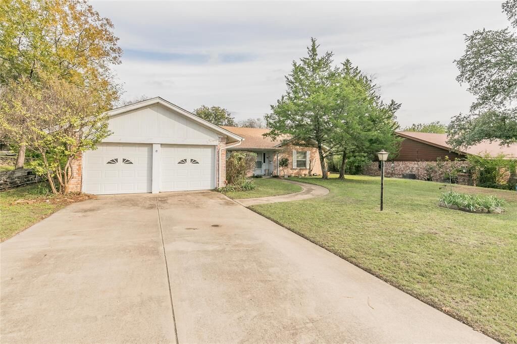 Property Photo: 4013 Burkett Drive TX 76116