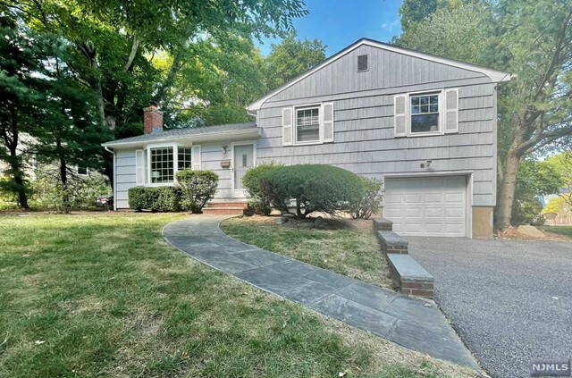 Property Photo: 27 Greenway Court NJ 07624