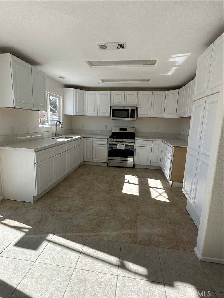 Property Photo:  11347 Bentley Court  CA 92301 