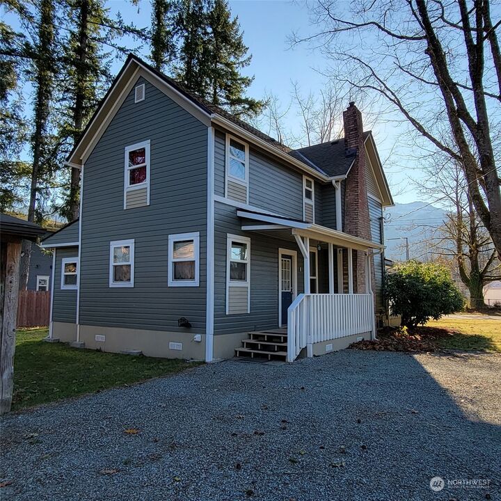 Property Photo:  703 Orchard Avenue  WA 98251 