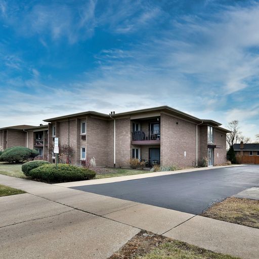 Property Photo: 483 N Larch Avenue 105W IL 60126