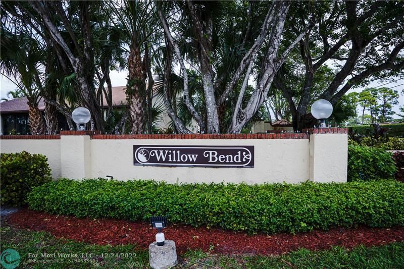 Property Photo: 3950 Silver Maple Dr FL 33467