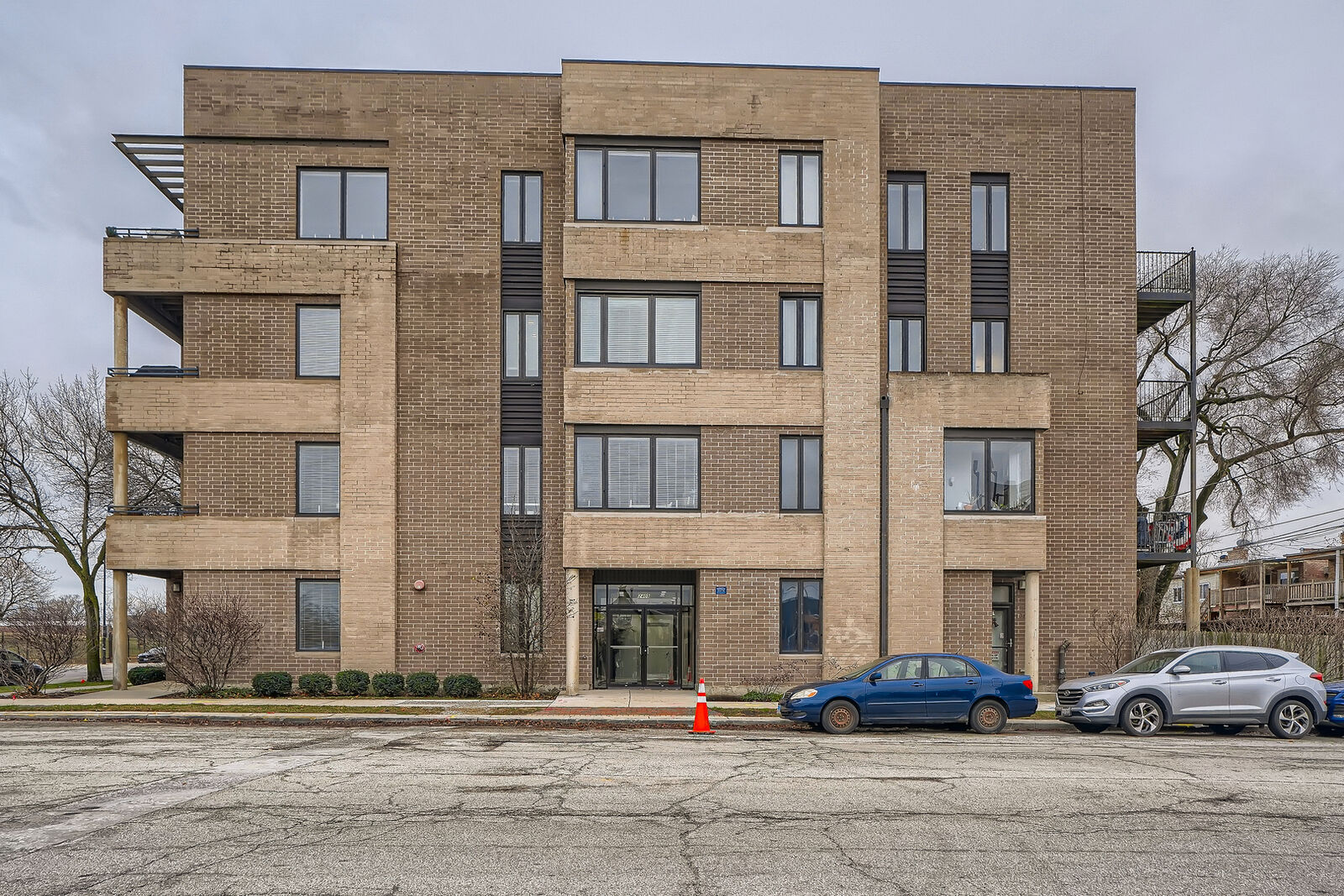 Property Photo:  2409 W Catalpa Avenue 407  IL 60625 