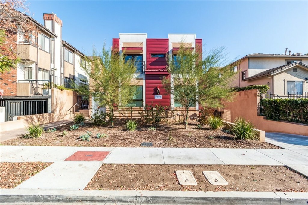 Property Photo:  1212 Viola Avenue 101  CA 91202 