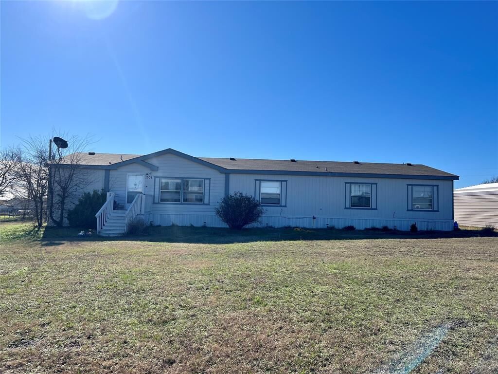 Property Photo: 1501 Stone Hills Drive TX 76259