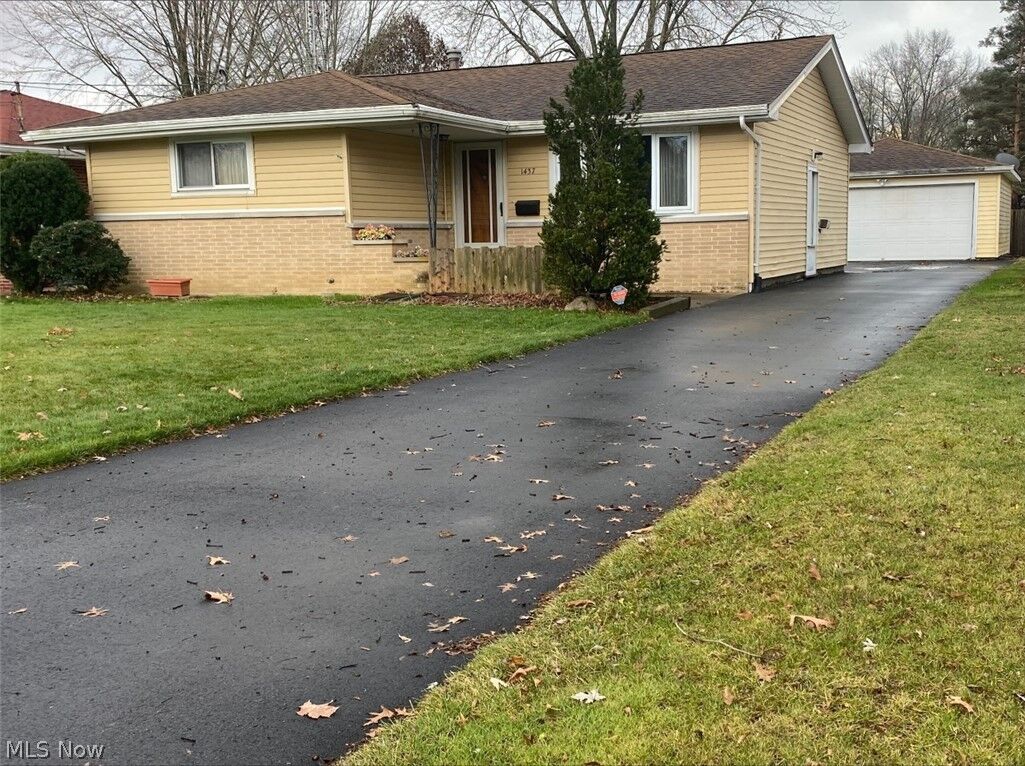 Property Photo:  1437 Westwood Drive NW  OH 44485 