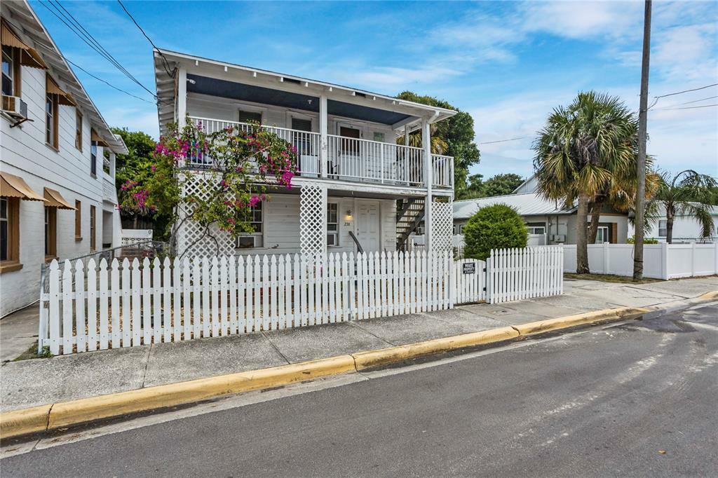Property Photo: 236 N Oleander Avenue FL 32118