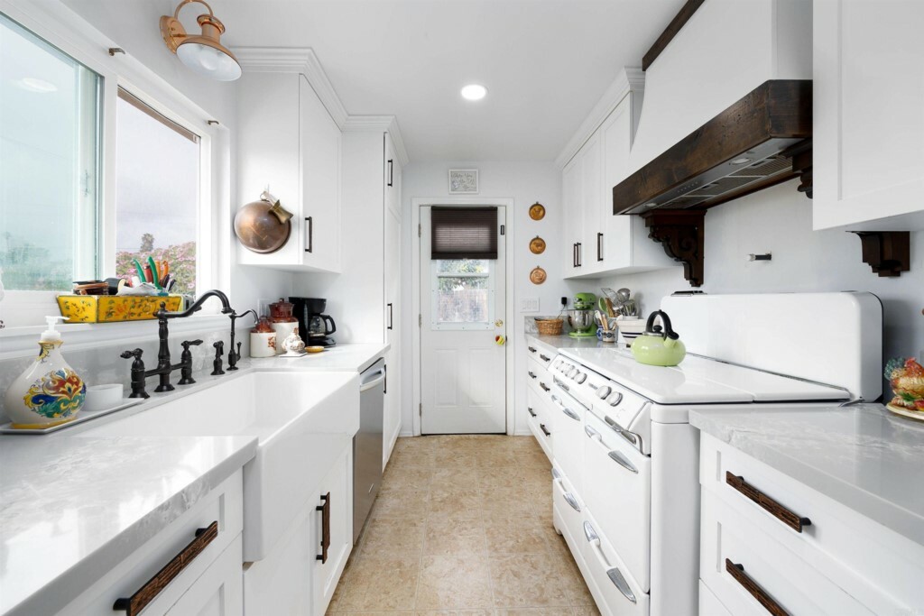 Property Photo: 398 Delta Ln CA 92083