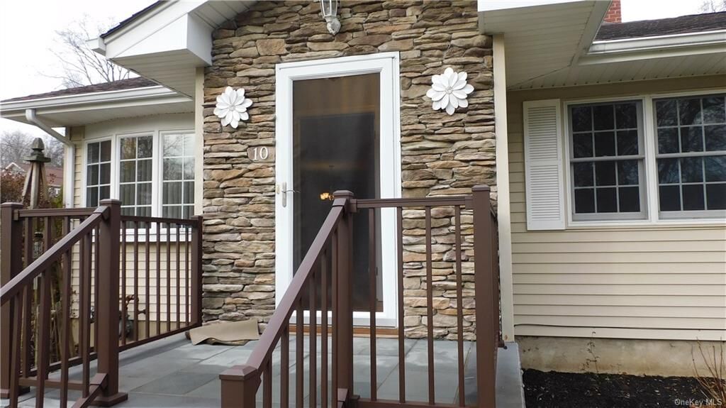 Property Photo:  10 S Nauraushaun Road  NY 10965 