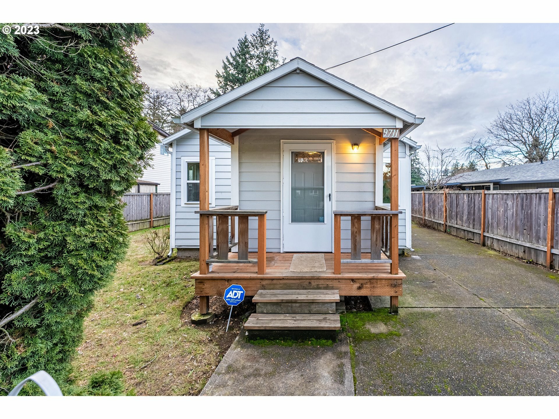 Property Photo: 9711 SE 75th Ave OR 97222