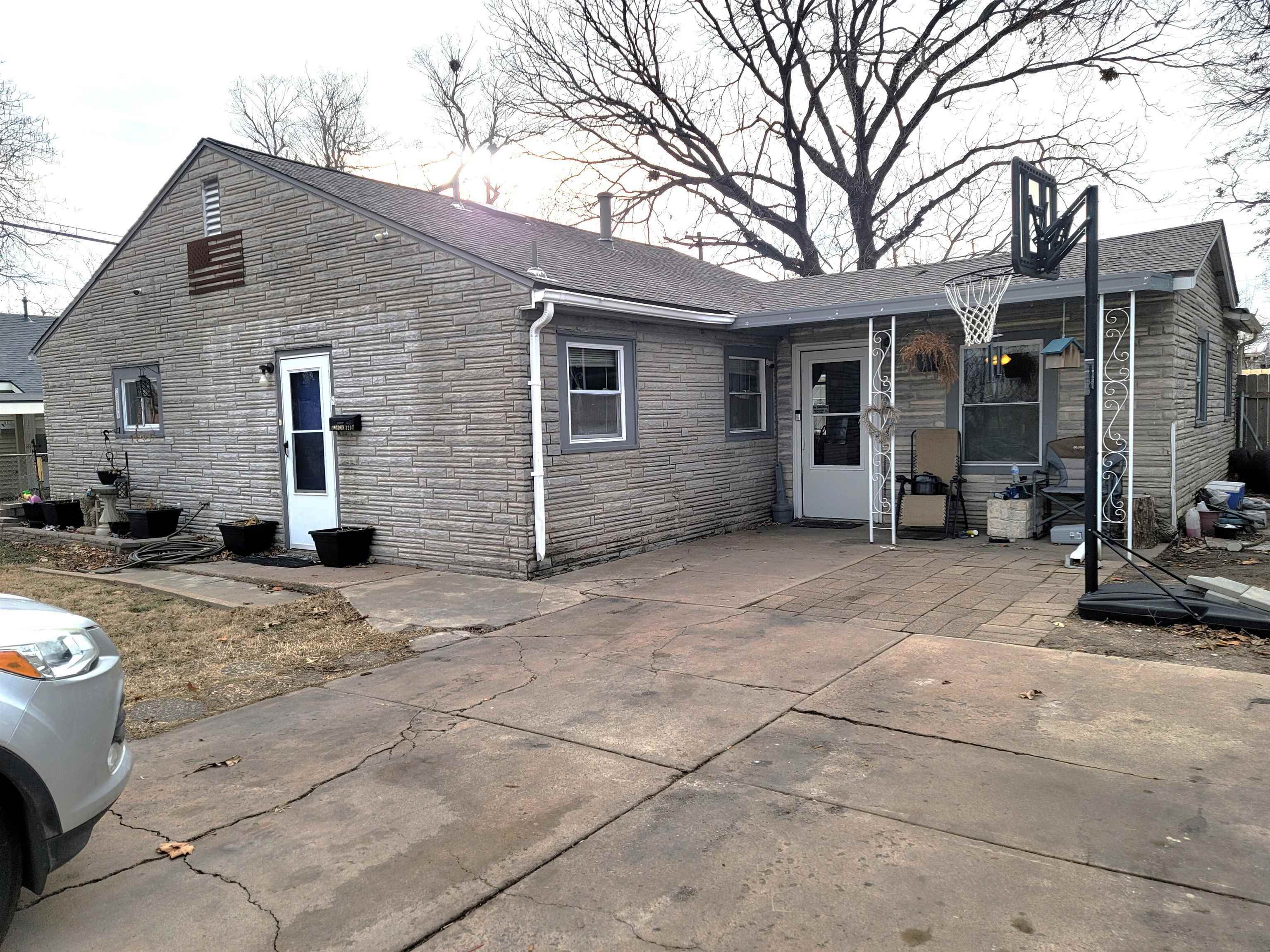 Property Photo:  3207 S Millwood Ave  KS 67217 