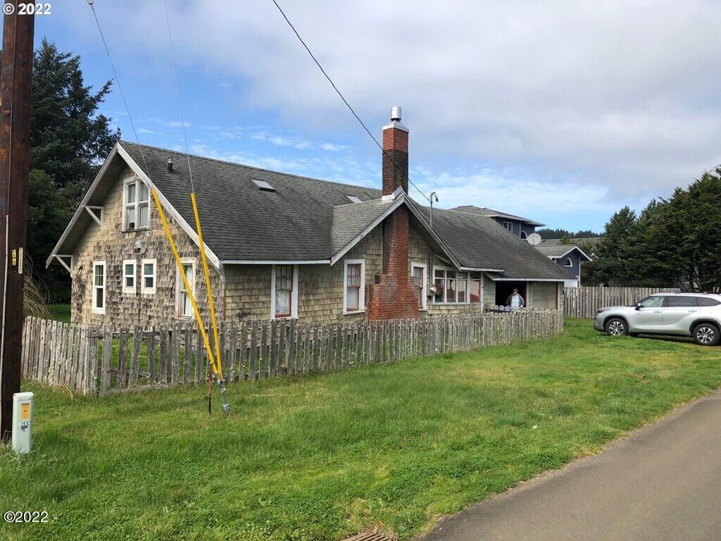 Property Photo: 820 N Bay Street OR 97394