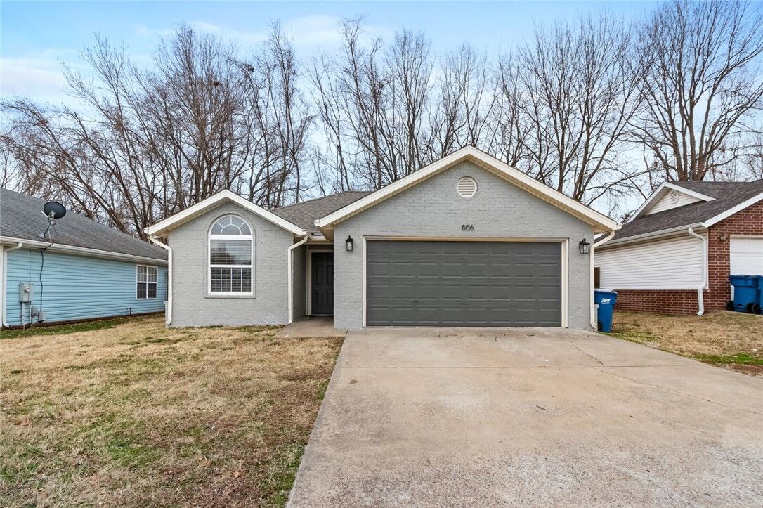 Property Photo:  806 SE E Court  AR 72712