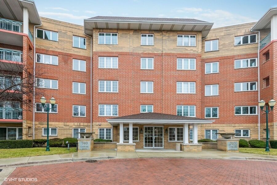 Property Photo: 740 Creekside Drive 502 IL 60056
