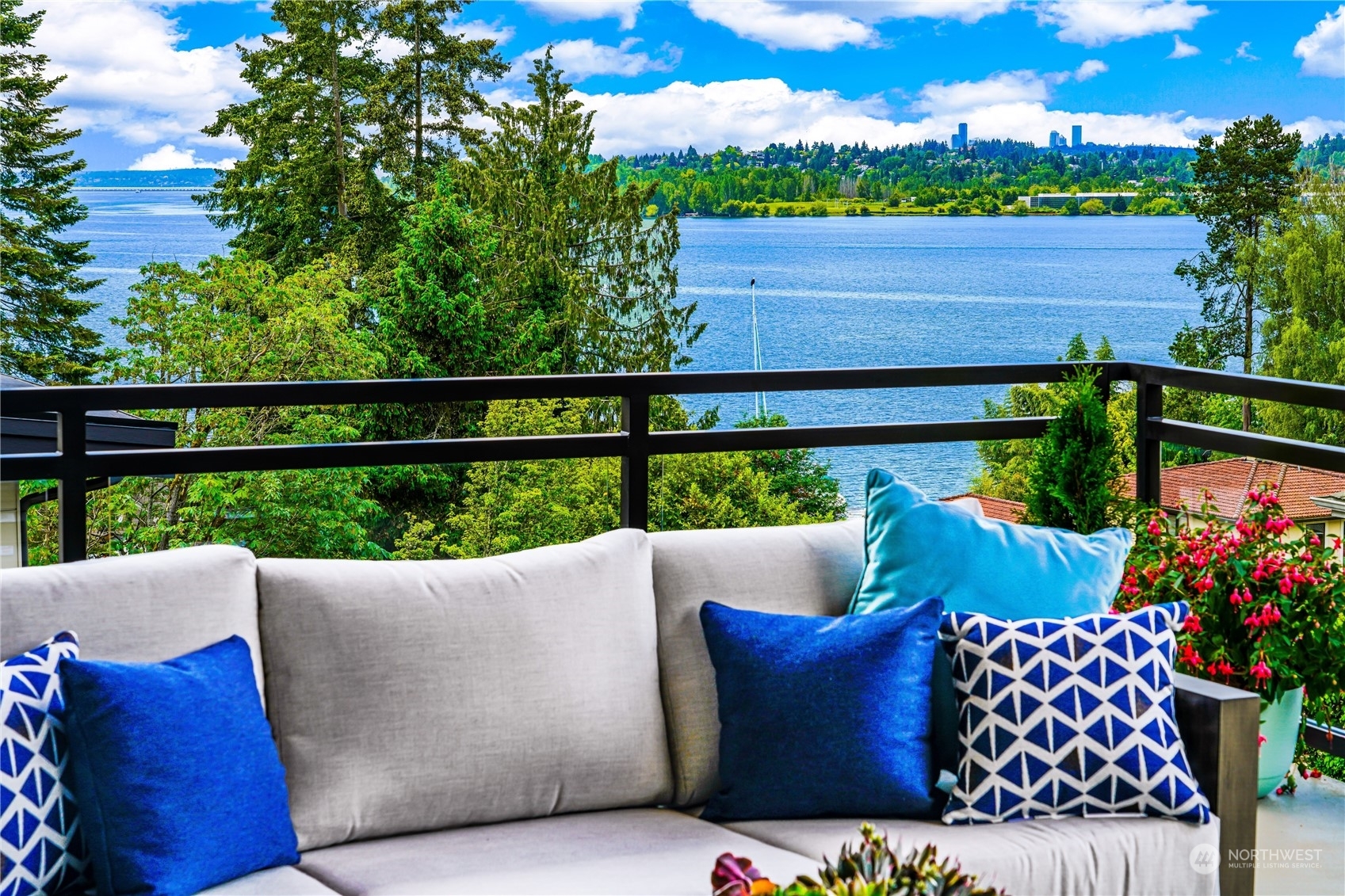 Property Photo: 11128 78th Court NE WA 98034