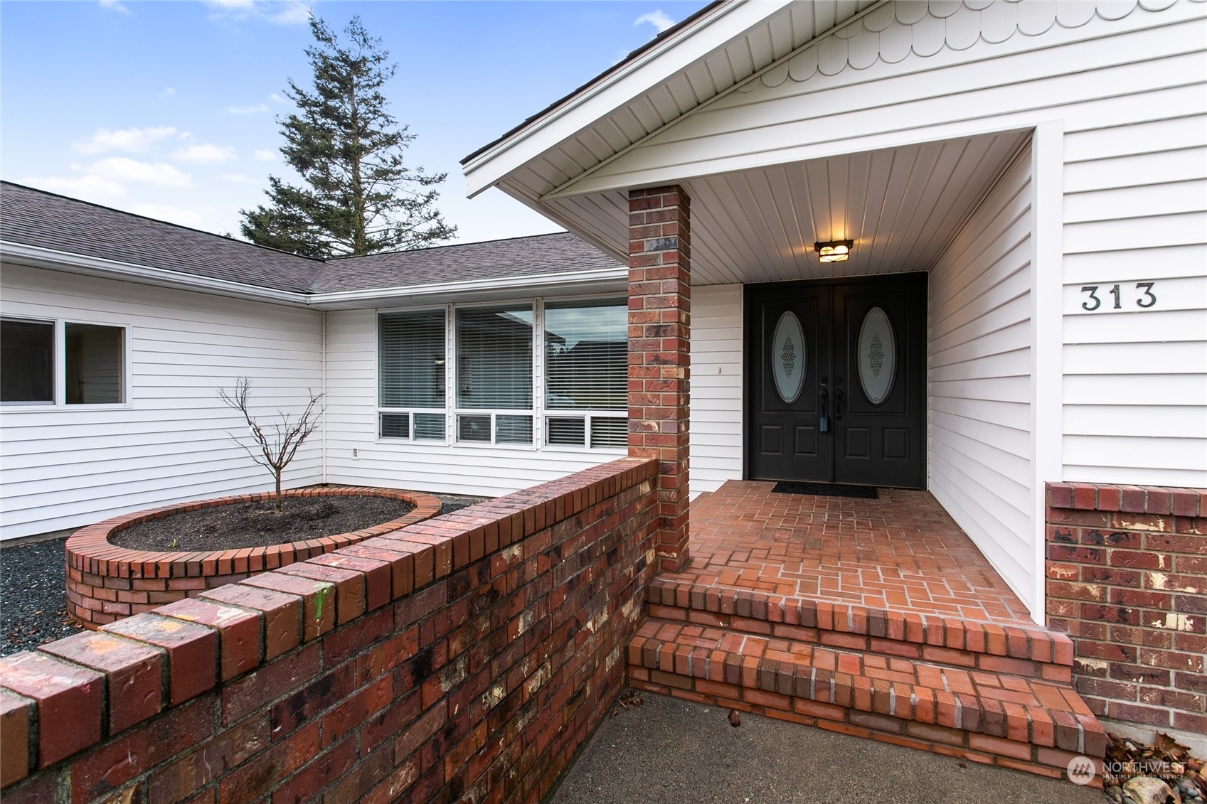 Property Photo:  313 Edgewater Lane  WA 98264 