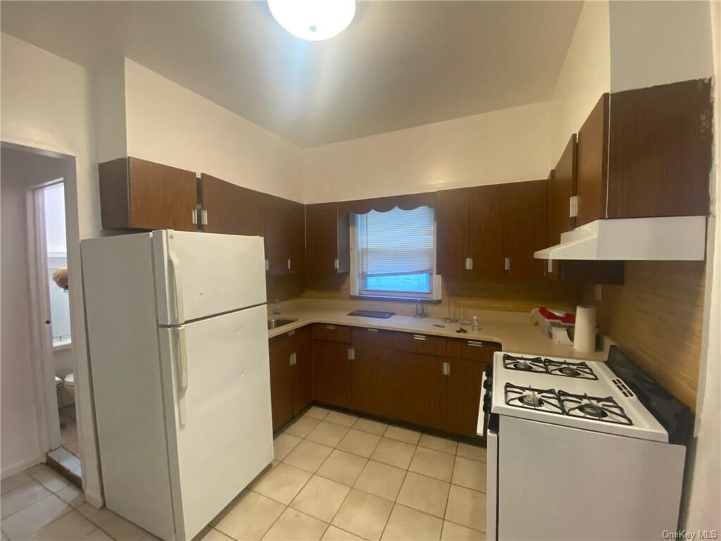 Property Photo:  
