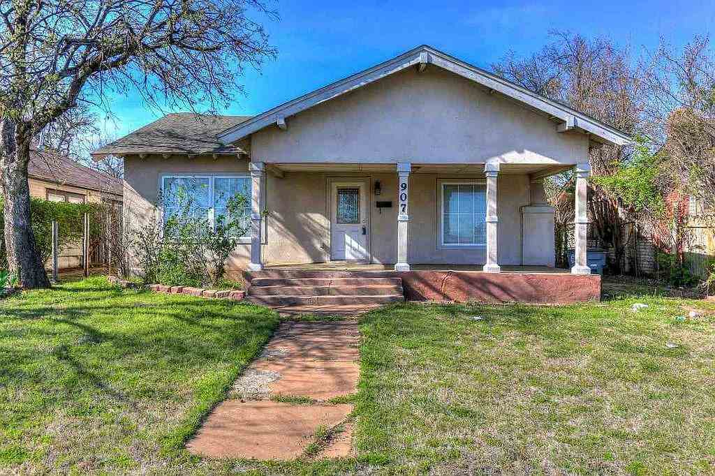 Property Photo:  907 W Gore Blvd  OK 73501 