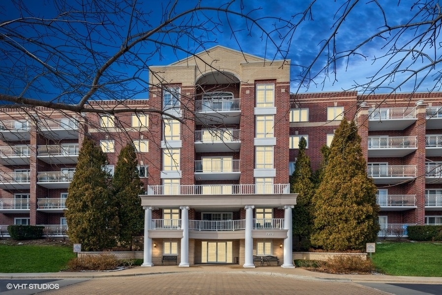 Property Photo: 7071 W Touhy Avenue 201 IL 60714
