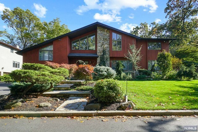Property Photo:  31 Summit Street  NJ 07632 