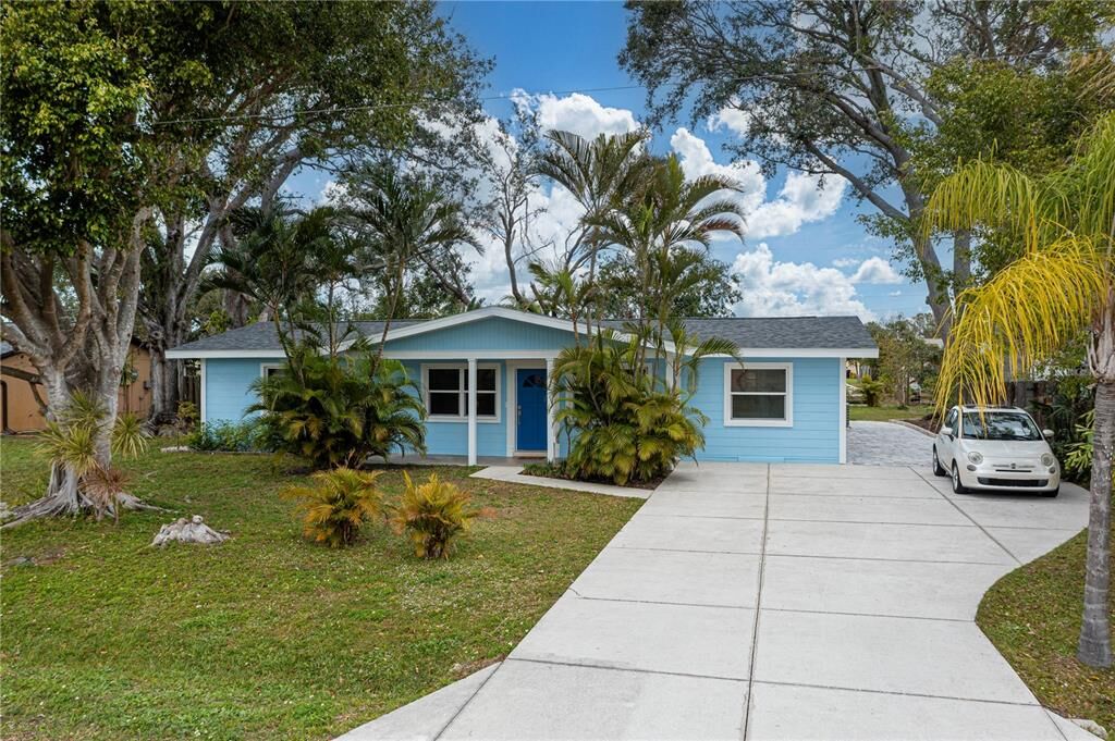 Property Photo:  1216 Laurel Avenue  FL 34285 