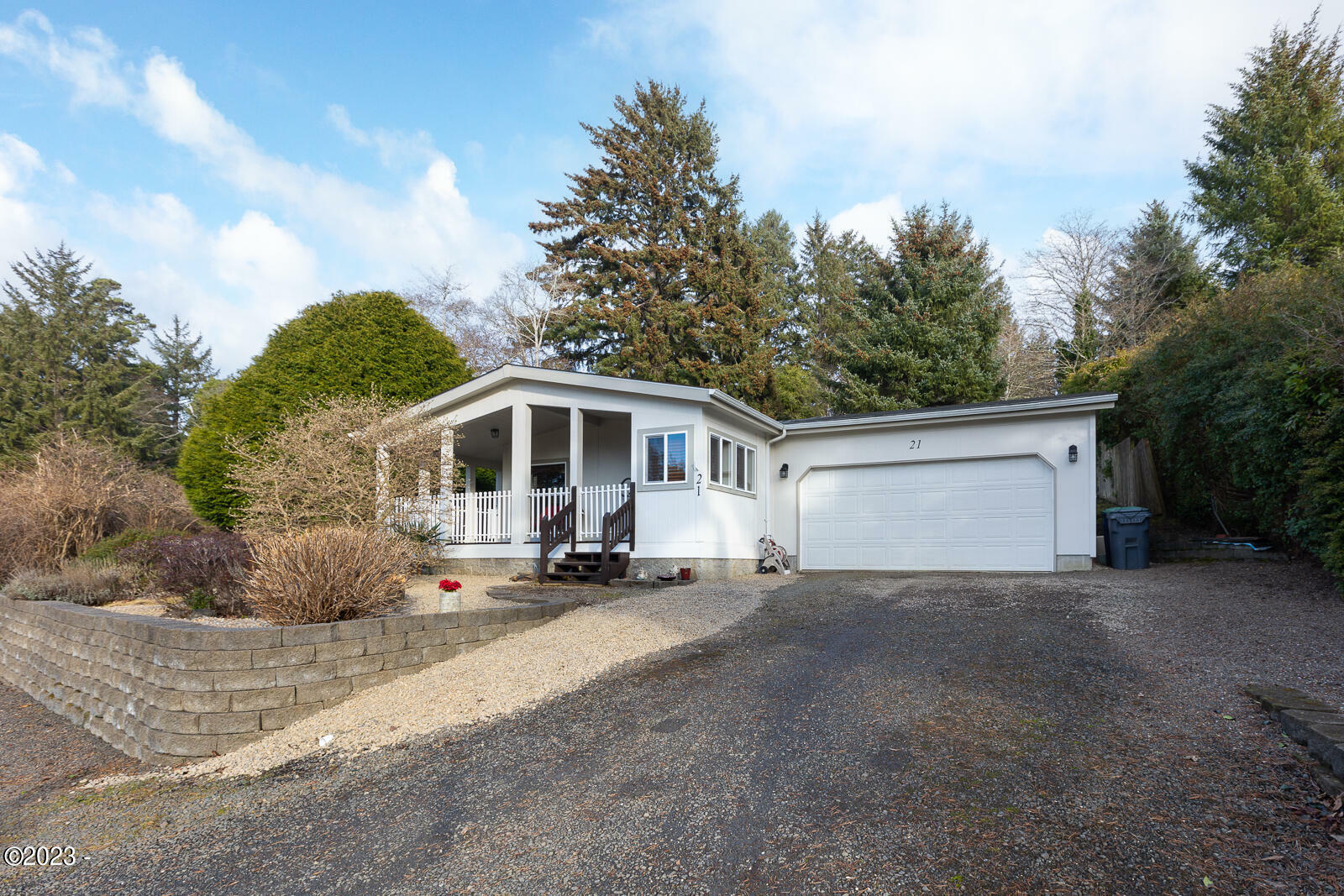 Property Photo: 21 Hemlock Place OR 97341