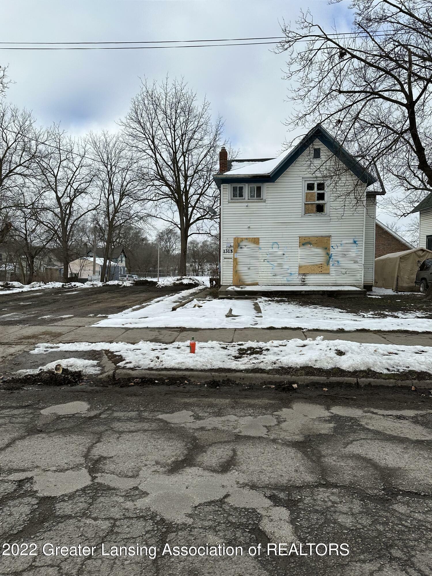 Property Photo:  1315 N High Street  MI 48906 