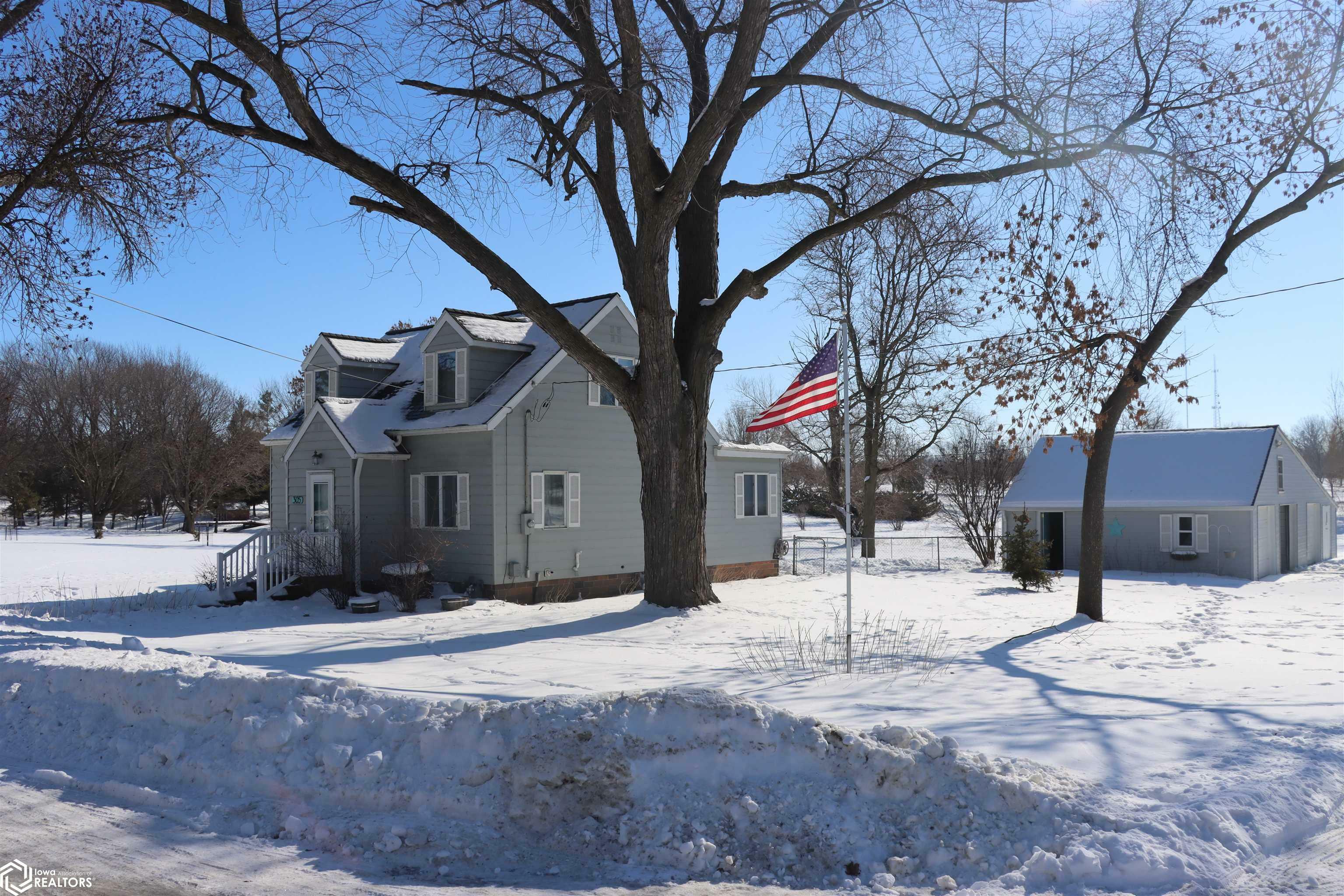 Property Photo:  305 22nd Street  IA 50401 